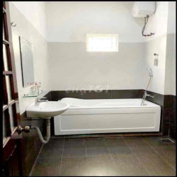 CHO THUÊ NHÀ 3 TẦNG KHU PHẠM VĂN ĐỒNG FULL NỘI THẤT