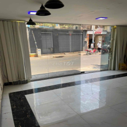 NHÀ MẶT TIỀN QUẬN 1 NGANG 5M – GIÁ THUÊ CHỈ 20 TRIỆU TL