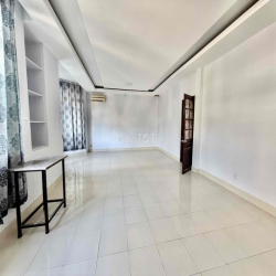 CHO THUÊ VĂN PHÒNG / STUDIO 70m²