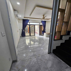 cho thuê nha NC 4pn 5wc 5x25m sân to hẻm 872/ Quang Trung p8