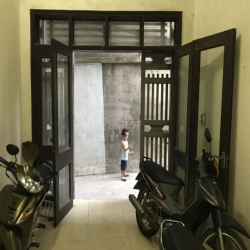 Nhà nguyên căn 3 tầng Ngõ 670 Nguyễn Khoái 6tr/tháng