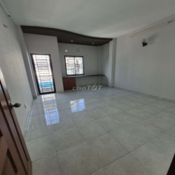 CHO THUÊ NHÀ 4X18M 1TRỆT 2 LẦU 3PN Y HÌNH MT ĐƯỜNG NGUYỄN HỮU DẬT