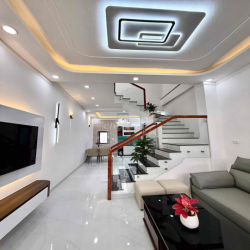 NHÀ ĐẸP NGAY TRUNG TÂM . SỔ RIÊNG SẴN