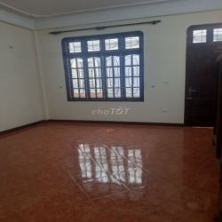 Cho thuê nhà ngõ 112 Hoàng Quốc Việt,  Dt 50m2 x 4 tầng ô tô đậu cửa,