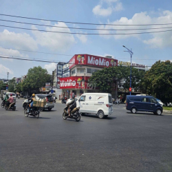 Cho thuê toà nhà góc ngã tư đường tên lửa 1000m2