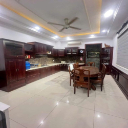 Cần cho thuê nhà góc 2MT 563B Nguyễn Đình Chiểu P.2 Quận 3