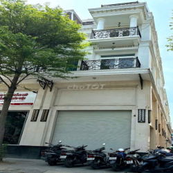 Cần cho thuê nhà góc 2MT 563B Nguyễn Đình Chiểu P.2 Quận 3