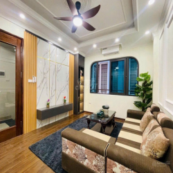 Cho thuê nhà riêng ngõ 121 phố Quan Hoa, Dt 40m2 x 7 tầng có Thang máy