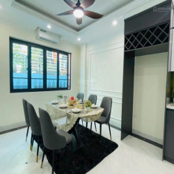 Cho thuê nhà riêng ngõ 121 phố Quan Hoa, Dt 40m2 x 7 tầng có Thang máy
