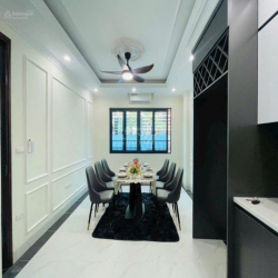 Cho thuê nhà riêng ngõ 121 phố Quan Hoa, Dt 40m2 x 7 tầng có Thang máy