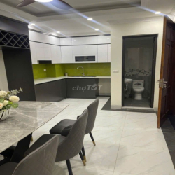 Cho thuê nhà riêng ngõ 121 phố Quan Hoa, Dt 40m2 x 7 tầng có Thang máy