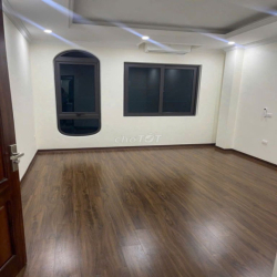 Cho thuê nhà riêng ngõ 121 phố Quan Hoa, Dt 40m2 x 7 tầng có Thang máy