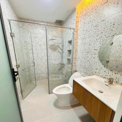 Nhà 2 lầu mới 100% trục chính hẻm 54 Hùng Vương