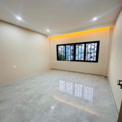 Nhà 2 lầu mới 100% trục chính hẻm 54 Hùng Vương