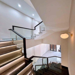 Nhà 2 lầu mới 100% trục chính hẻm 54 Hùng Vương