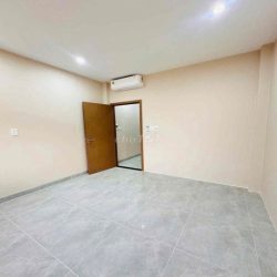 Nhà 2 lầu mới 100% trục chính hẻm 54 Hùng Vương