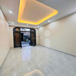 Nhà 2 lầu mới 100% trục chính hẻm 54 Hùng Vương