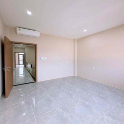 Nhà 2 lầu mới 100% trục chính hẻm 54 Hùng Vương