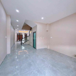 Nhà 2 lầu mới 100% trục chính hẻm 54 Hùng Vương