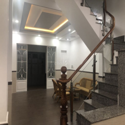 Cho thuê nhà 5x15m, Đông Bắc, 4PN, ô tô đậu trong nhà, đường 8m