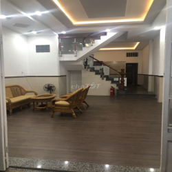 Cho thuê nhà 5x15m, Đông Bắc, 4PN, ô tô đậu trong nhà, đường 8m