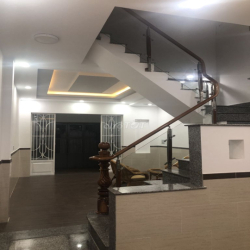 Cho thuê nhà 5x15m, Đông Bắc, 4PN, ô tô đậu trong nhà, đường 8m
