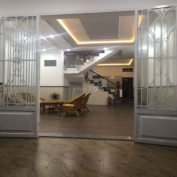 Cho thuê nhà 5x15m, Đông Bắc, 4PN, ô tô đậu trong nhà, đường 8m