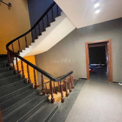 ✅✅Cho thuê nhà 2 lầu mặt tiền sầm uất sát ngã tư thủ Đức 