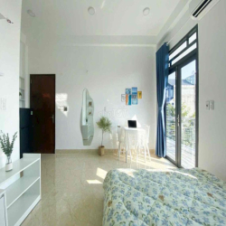 Căn Hộ Ban Công Full Nội Thất Ngay Công Viên Làng Hoa và Chợ Thạch Đà