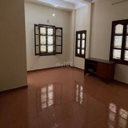 Nhà ngõ 30 đường Pham Văn Đồng, Dt 90m x 4 tầng, lô góc - 20 triệu/th