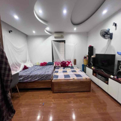 Chính chủ cho thuê nhà nguyên căn 61 Hoàng Cầu. Phân lô. Ô tô 60m x 4