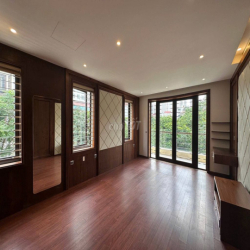 Nhà biệt thự  Hoàng Quốc Việt, diện tích 240m2 x 4 tầng, 1 hầm lô góc