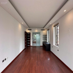 Nhà biệt thự  Hoàng Quốc Việt, diện tích 240m2 x 4 tầng, 1 hầm lô góc