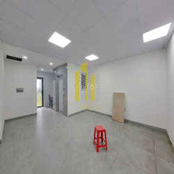 NHÀ SÀN TRỐNG 4 LẦU - THANG MÁY CHO THUÊ GIÁ 60 TRIỆU