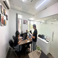 VĂN PHÒNG CÓ BAN CÔNG THÔNG THOÁNG SẴN 05 BÀN GHẾ CHỈ 4,5 TRIỆU