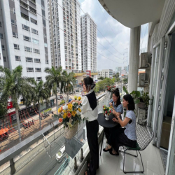 VĂN PHÒNG CÓ BAN CÔNG THÔNG THOÁNG SẴN 05 BÀN GHẾ CHỈ 4,5 TRIỆU