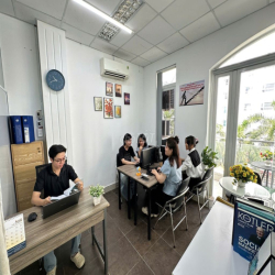 VĂN PHÒNG CÓ BAN CÔNG THÔNG THOÁNG SẴN 05 BÀN GHẾ CHỈ 4,5 TRIỆU