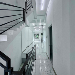 Nguyên căn 5x21m (Hầm 4 tầng) k thang máy, sàn trống giá chỉ 30tr