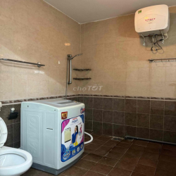 Phòng cửa sổ lớn 25m2 lầu2, mặt tiền, ngay cv HVT P4 Nhà Ga T3