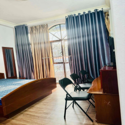 Phòng cửa sổ lớn 25m2 lầu2, mặt tiền, ngay cv HVT P4 Nhà Ga T3