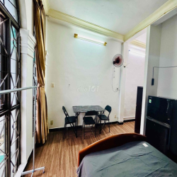 Phòng cửa sổ lớn 25m2 lầu2, mặt tiền, ngay cv HVT P4 Nhà Ga T3