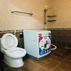 Phòng cửa sổ lớn 25m2 lầu2, mặt tiền, ngay cv HVT P4 Nhà Ga T3