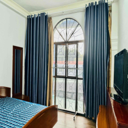 Phòng cửa sổ lớn 25m2 lầu2, mặt tiền, ngay cv HVT P4 Nhà Ga T3