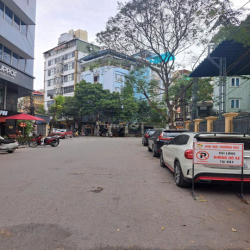 Nhà 5 tầng ngõ 6 phố Trần Quốc Hoàn đường rộng để ô tô - xe máy