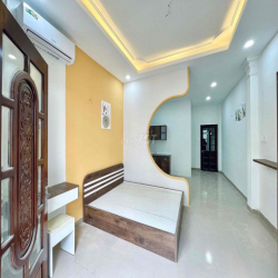 Phòng mới xây, đầy đủ tiện nghi, balcon rộng, ngay ngã tư bảy hiền