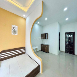 Phòng mới xây, đầy đủ tiện nghi, balcon rộng, ngay ngã tư bảy hiền