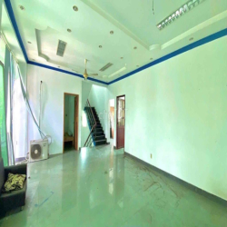 Cho thuê toà nhà 4 tầng đường Lê Hồng Phong, ngã tư lớn tại TP Thủ Dầu