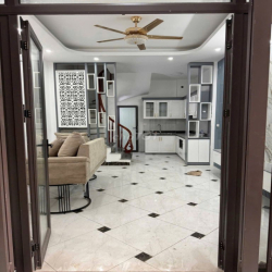 Cho thuê nhà Việt Hưng, 35m, 5 tầng, full đồ, ô tô đỗ cửa, nhà mới.8tr