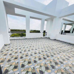 Nhà mới 3 lầu 4pn 4 máy lạnh KdC 586