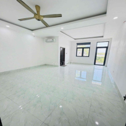 Nhà mới 3 lầu 4pn 4 máy lạnh KdC 586